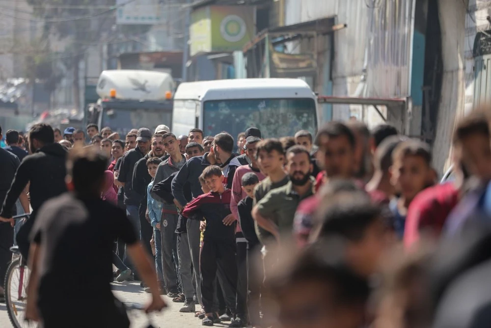 Người dân xếp hàng chờ mua bánh mỳ tại thành phố Gaza ngày 14/4/2024. (Ảnh: THX/TTXVN)