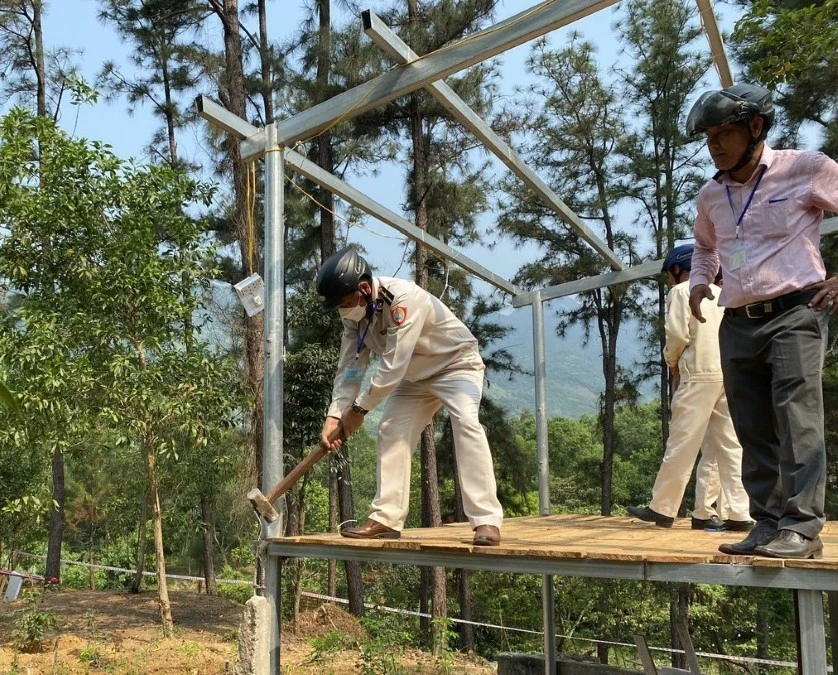 Lực lượng chức năng phá dỡ các công trình trái phép tại Khu Sinh thái Thủy Vân Sơn 2. (Ảnh: TTXVN phát)