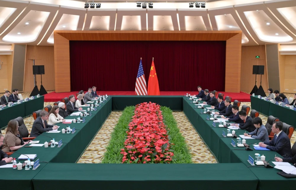 Quang cảnh cuộc thảo luận giữa Phó Thủ tướng Trung Quốc Hà Lập Phong và Bộ trưởng Tài chính Mỹ Janet Yellen tại tỉnh Quảng Đông (Trung Quốc), ngày 5/4/2024. (Ảnh: THX/TTXVN)