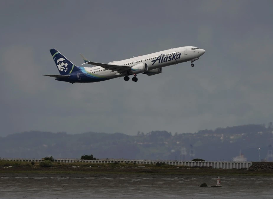 Máy bay của Hãng Hàng không Alaska Airlines cất cánh tại sân bay quốc tế ở San Francisco, ngày 4/4/2024. (Ảnh: THX/TTXVN)