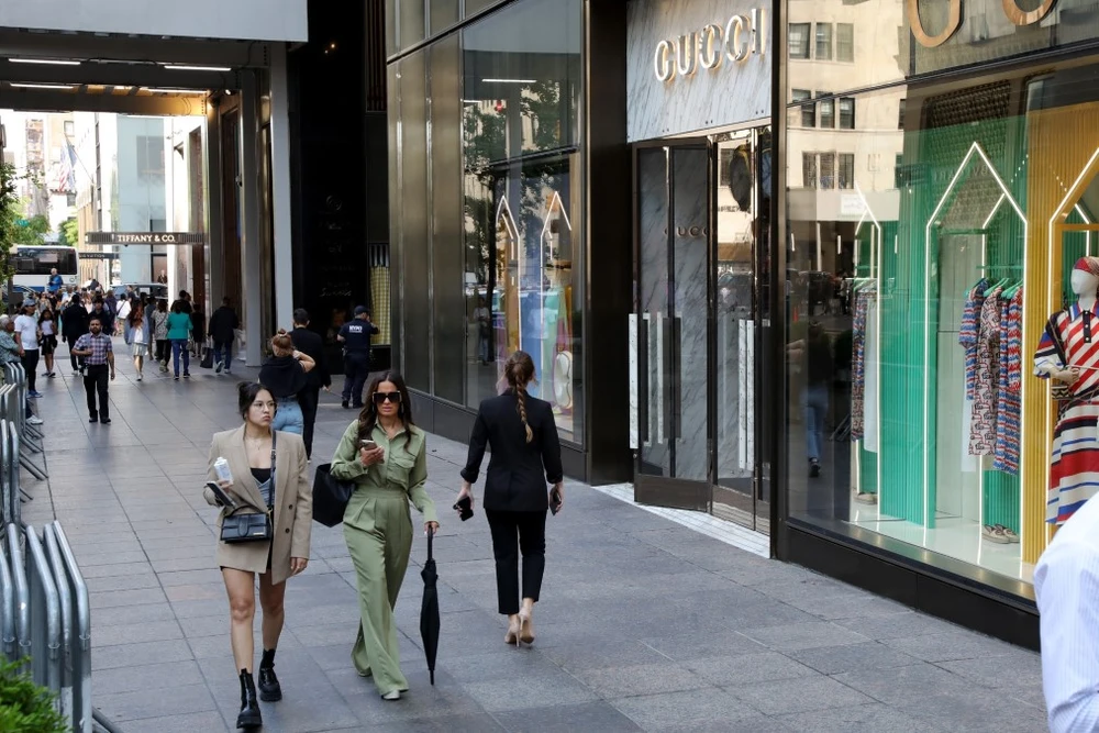 Người dân di chuyển trên phố mua sắm ở New York (Mỹ). (Ảnh: AFP/TTXVN)
