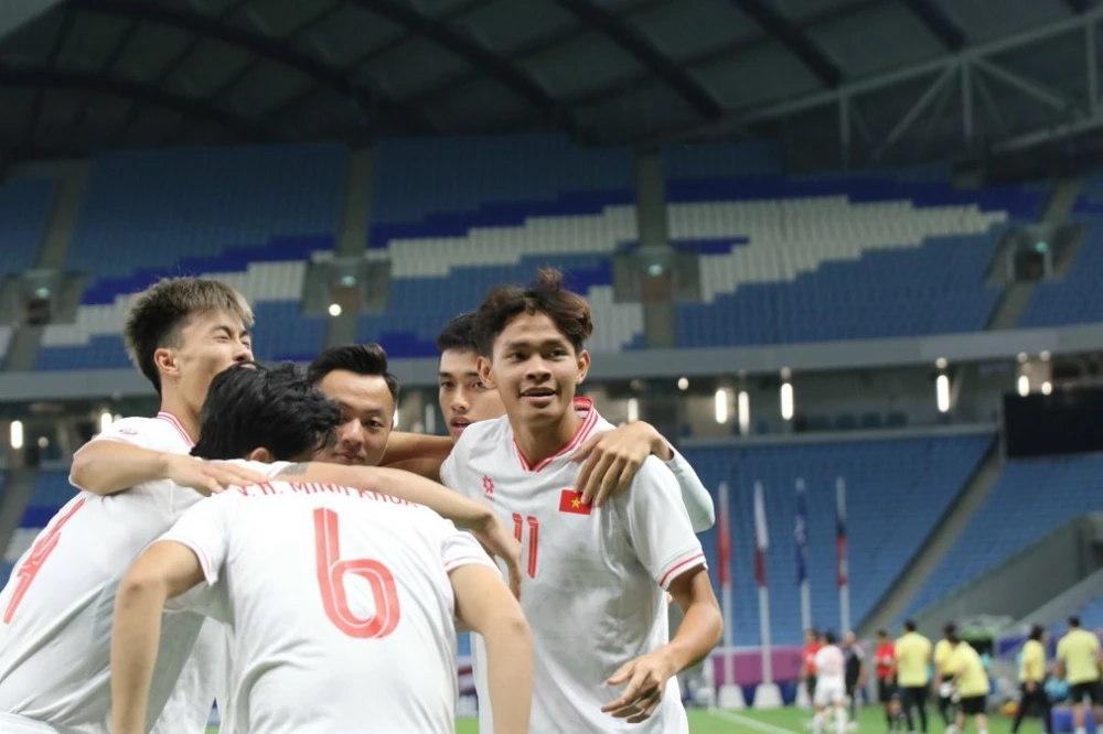 Niềm vui của các cầu thủ U23 Việt Nam sau khi ghi bàn thắng trong trận đấu gặp U23 Kuwait trên sân vận động Al Janoub (Qatar), tối 17/4/2024. (Ảnh: VFF/TTXVN phát)