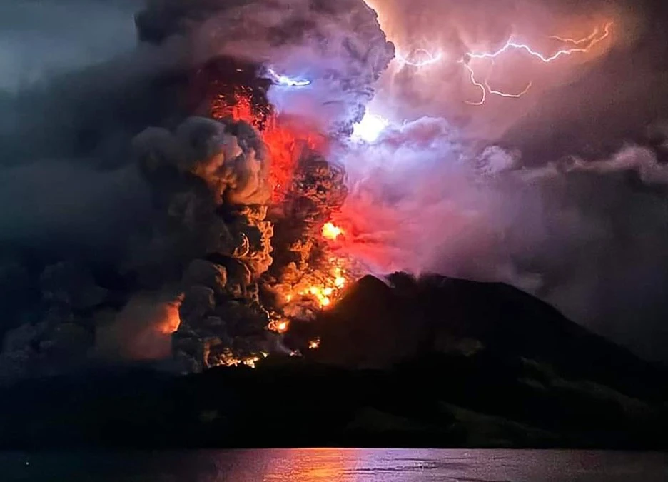 Núi lửa Ruang ở Bắc Sulawesi, Indonesia phun trào ngày 17/4/2024. (Ảnh: AFP/TTXVN)