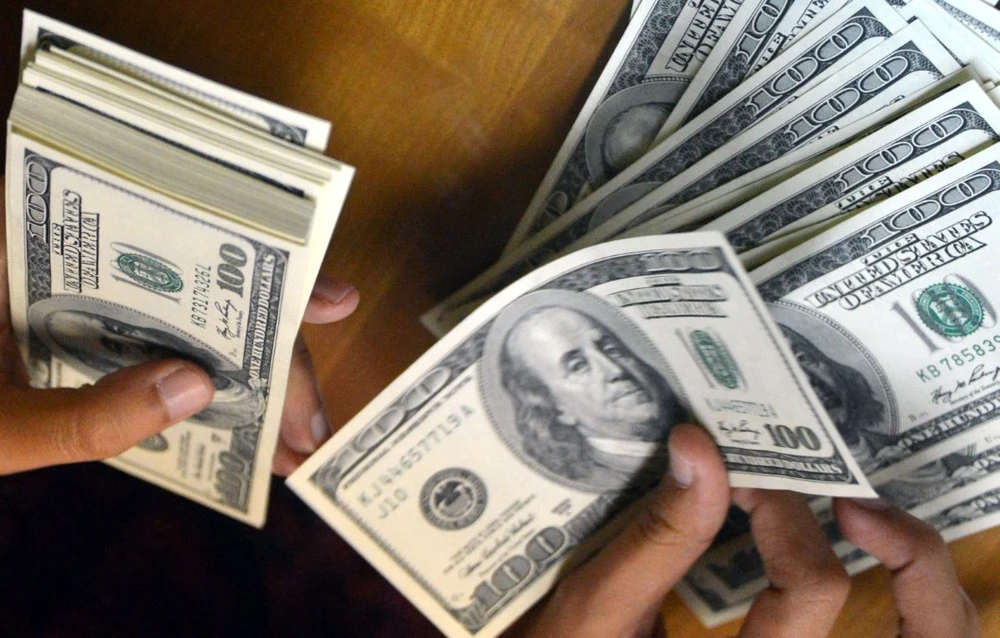 Chỉ số đồng USD của Bloomberg đã tăng hơn 4% trong năm nay. (Ảnh: AFP/TTXVN)