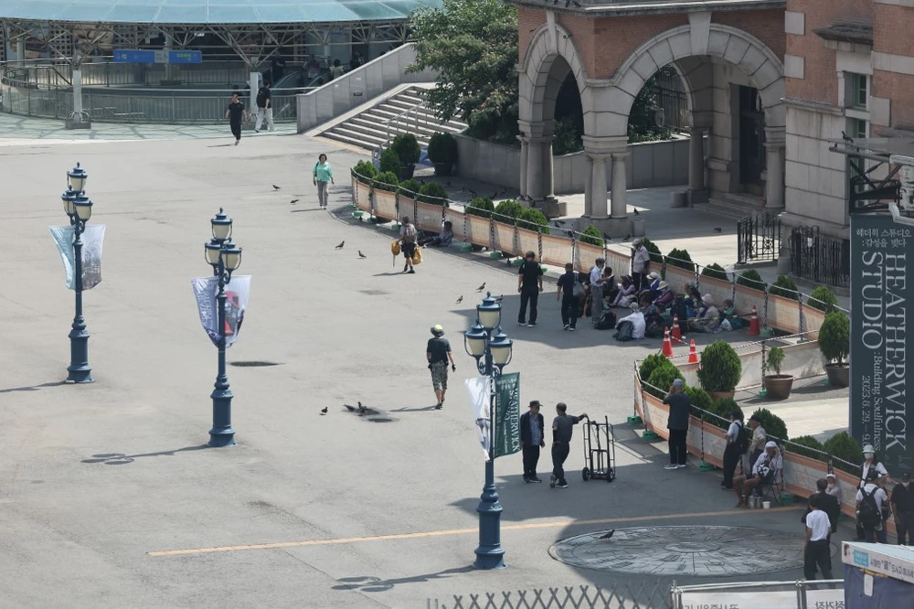 Người dân trên đường phố ở Seoul (Hàn Quốc). (Ảnh: Yonhap/TTXVN)