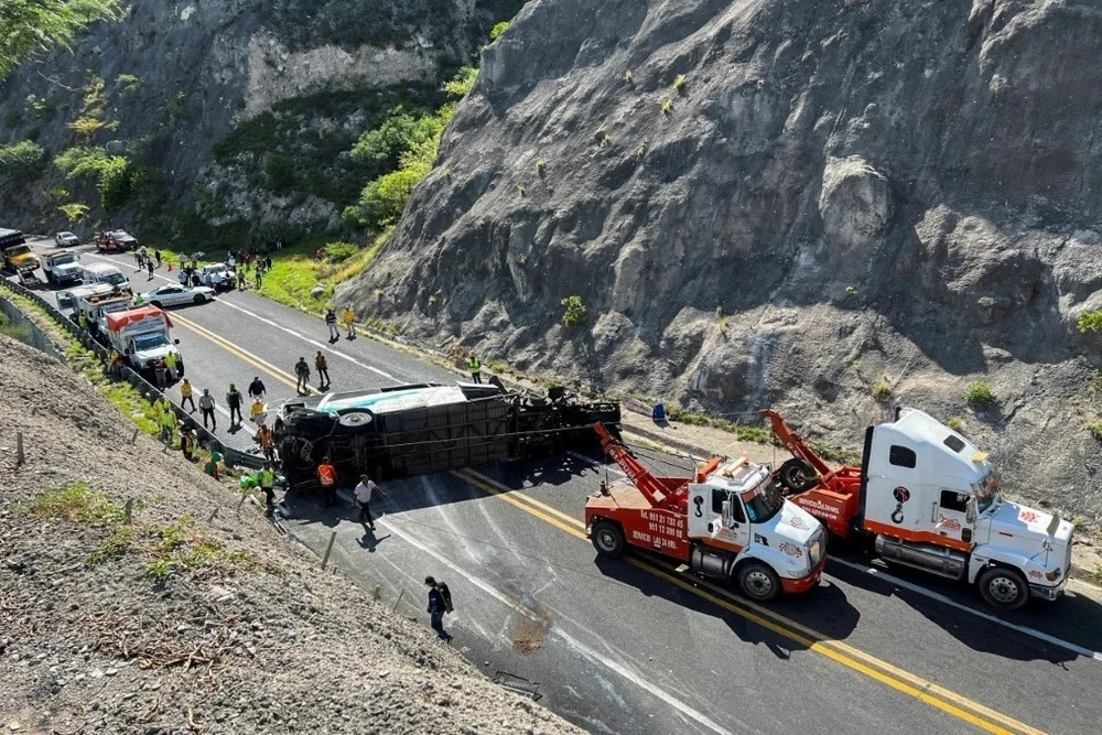 Hiện trường vụ va chạm giữa xe buýt và xe tải ở bang Pueble, miền Trung Mexico hồi tháng Tám năm ngoái. (Ảnh: Reuters/TTXVN)