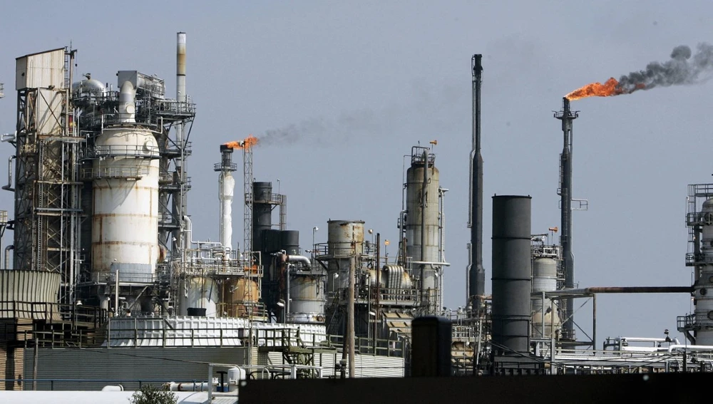 Một nhà máy lọc dầu ở Texas (Mỹ). (Ảnh: AFP/TTXVN)