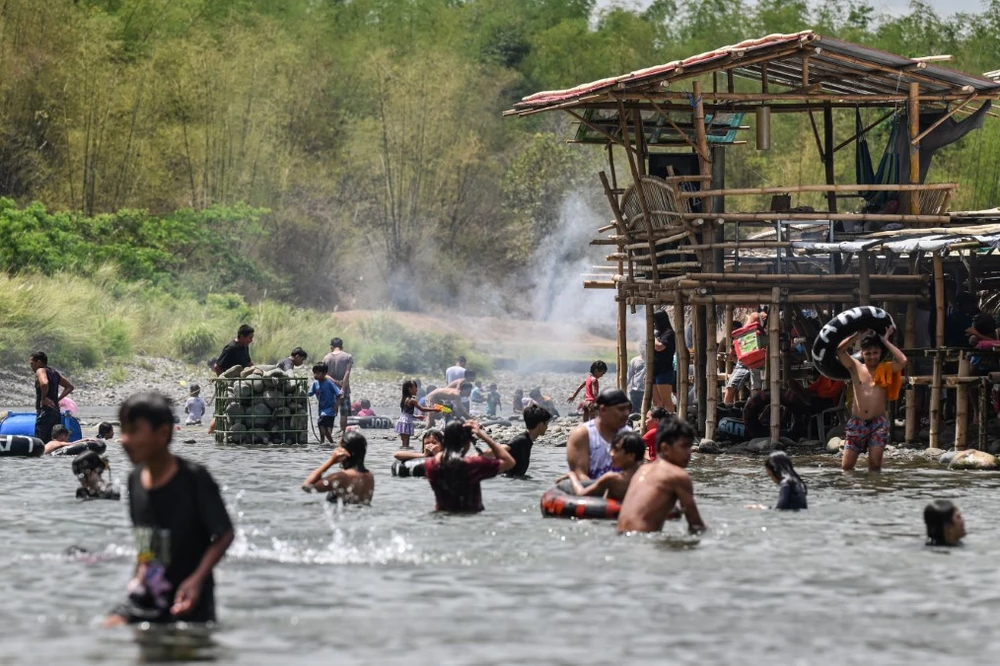 Người dân tắm sông tránh nóng tại Bulacan (Philippines), ngày 6/4/2024. (Ảnh: AFP/TTXVN)