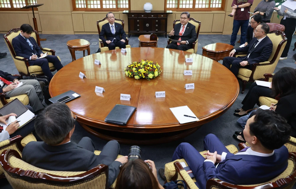 Ngoại trưởng Hàn Quốc Park Jin (giữa-phải) trong cuộc gặp các quan chức cấp cao Hàn Quốc, Nhật Bản, Trung Quốc ở Seoul (Hàn Quốc) ngày 25/9/2023. (Ảnh: Yonhap/TTXVN)