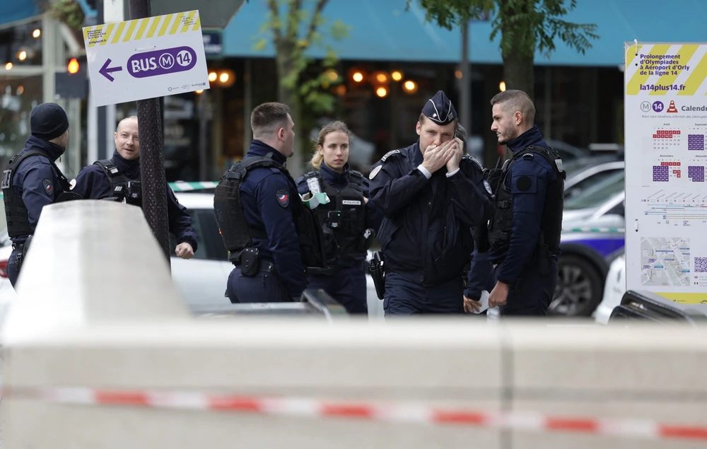 Cảnh sát Pháp được triển khai tại hiện trường một vụ việc ở Paris hồi tháng 10 năm ngoái. (Ảnh: AFP/TTXVN)