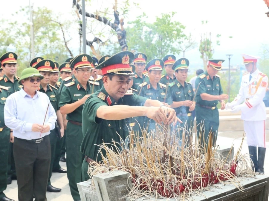Đại tướng Phan Văn Giang dâng hương tại Đền thờ Liệt sỹ Chiến trường Điện Biên Phủ. (Ảnh: Xuân Tư/TTXVN)