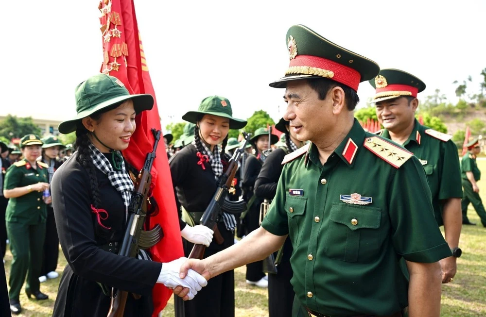Đại tướng Phan Văn Giang thăm lực lượng tham gia diễu binh, diễu hành. (Ảnh: TTXVN phát)