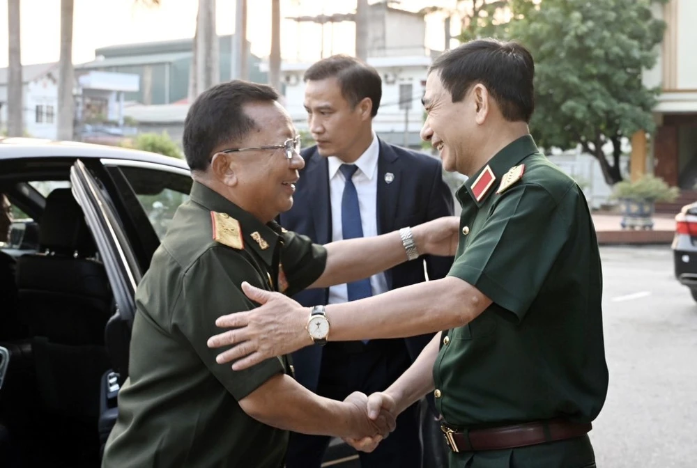 Đại tướng Phan Văn Giang (phải) đón Đại tướng Chansamone Chanyalath. (Ảnh: TTXVN phát)