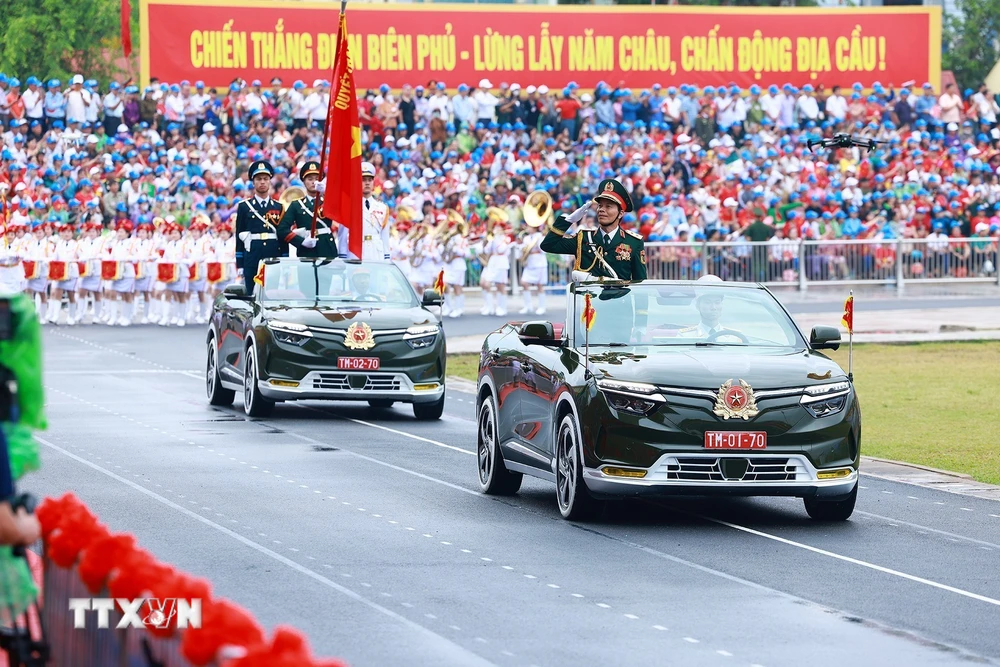 Khối Xe Chỉ huy, Xe Tổ Quân kỳ Toàn quân diễu binh tại Lễ kỷ niệm 70 năm Chiến thắng Điện Biên Phủ. (Ảnh: Dương Giang/TTXVN)