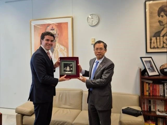 Đại sứ Phạm Hùng Tâm gặp Đồng Bộ trưởng Ngoại giao và Thương mại Australia Tim Watts. (Ảnh: TTXVN phát)