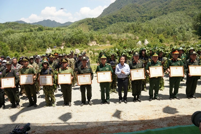 Chủ tịch Ủy ban Nhân dân tỉnh Nguyễn Văn Phương tặng bằng khen cho các tập thể và cá nhân đạt thành tích xuất sắc trong diễn tập. (Nguồn: Báo Thừa Thiên Huế)