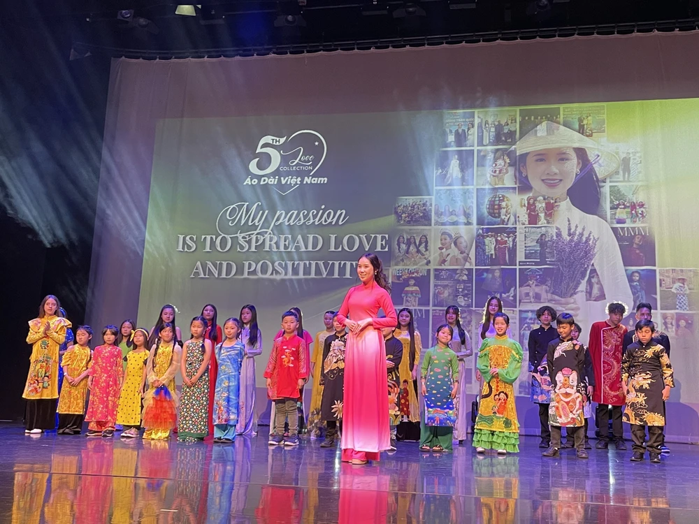 Nhà thiết kế nhí Anna Hoàng, 14 tuổi, giới thiệu bộ sưu tập áo dài trẻ em tại sự kiện. (Ảnh: Minh Hợp/TTXVN)