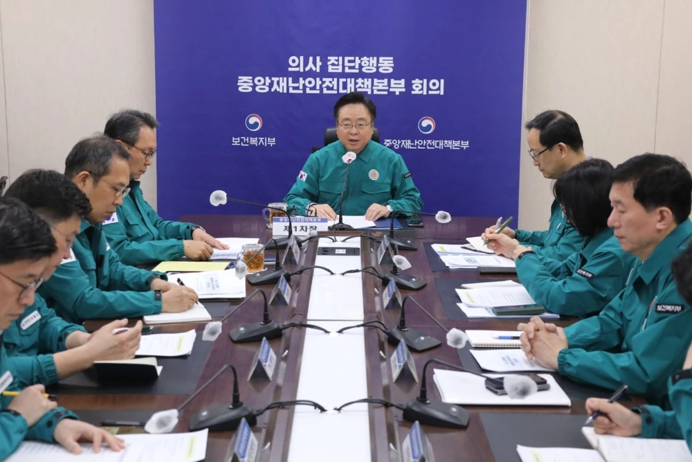 Bộ trưởng Y tế Hàn Quốc Cho Kyoo-hong (giữa) chủ trì cuộc họp về cuộc đình công của các bác sỹ thực tập, tại Seoul ngày 29/4/2024. (Ảnh: Yonhap/TTXVN)