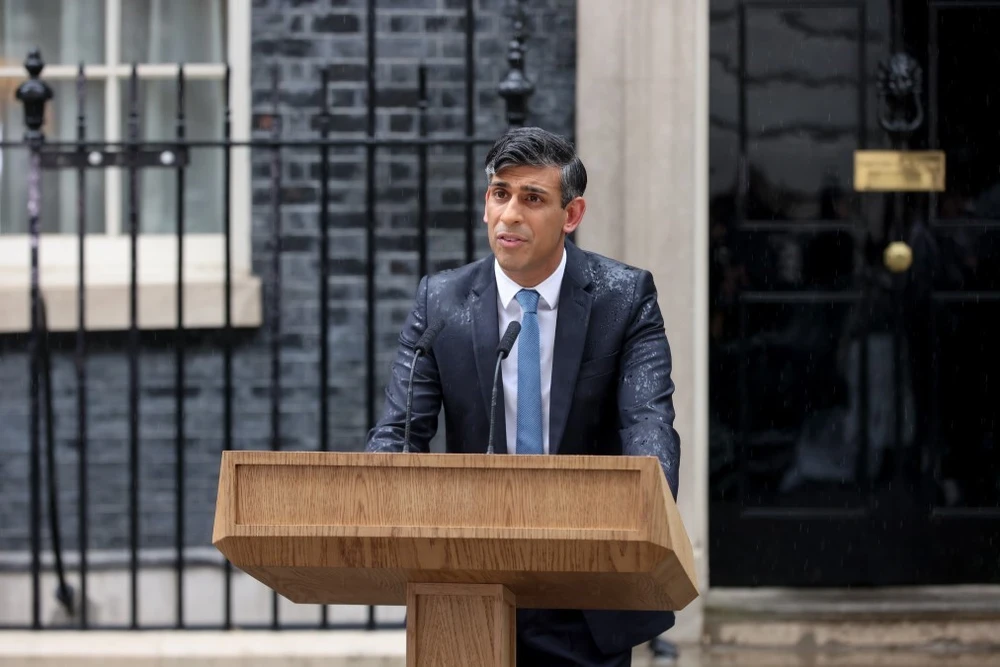 Thủ tướng Anh Rishi Sunak tuyên bố thời điểm tổng tuyển cử trong cuộc họp báo bên ngoài văn phòng số 10 Phố Downing, London ngày 22/5/2024. (Ảnh: THX/TTXVN)