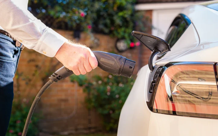 Anh: Tỷ lệ ôtô điện “đụng” người đi bộ cao gấp đôi so với xe chạy xăng