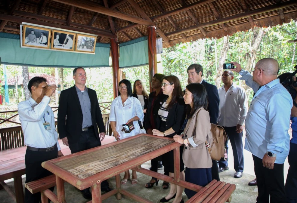 Đoàn công tác thăm nơi ở và làm việc của Đại sứ Cộng hoà Cuba tại Khu Di tích Căn cứ Chính phủ Cách mạng lâm thời Cộng hòa miền Nam Việt Nam. (Ảnh: Giang Phương/TTXVN)