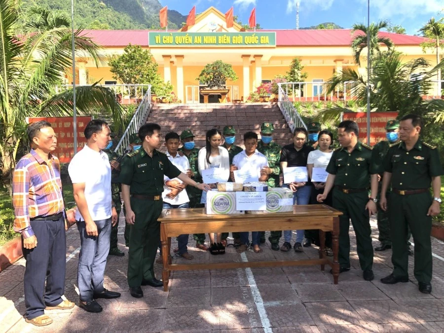 Lực lượng chức năng Quảng Trị phát hiện, bắt giữ vụ vận chuyển trái phép 100 bánh heroin từ Lào vào Việt Nam. (Ảnh: TTXVN phát)