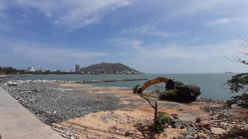 Dự án Thủy cung Hòn Ngưu sau khi san lấp đã phải tạm dừng từ tháng 10/2019 đến nay. (Nguồn: Báo Pháp luật Thành phố Hồ Chí Minh)