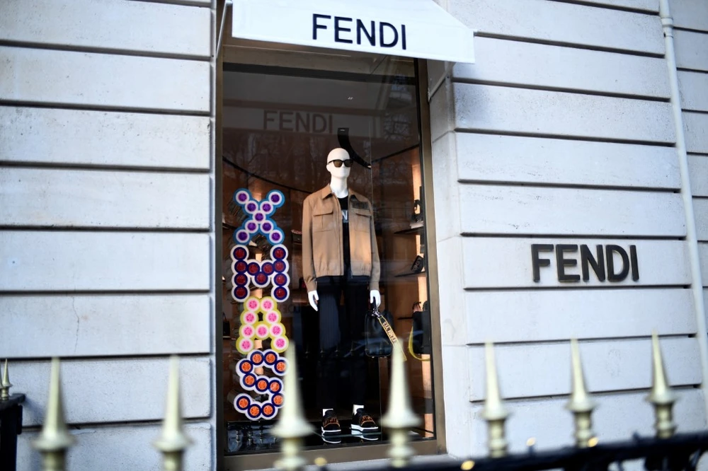 Một cửa hàng của hãng thời trang Fendi tại Paris (Pháp). (Ảnh: AFP/TTXVN)