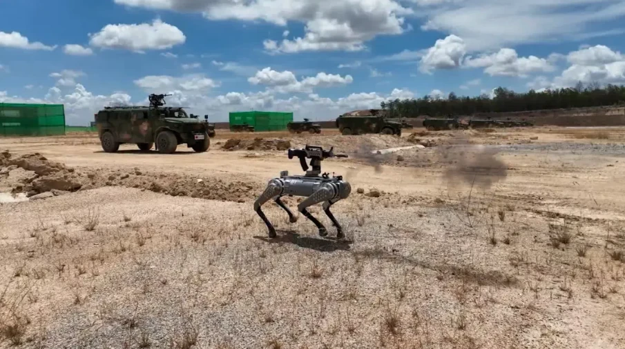 Quân đội Trung Quốc "trình diễn" chó robot trong cuộc diễn tập chung với Campuchia. (Nguồn: CNN)