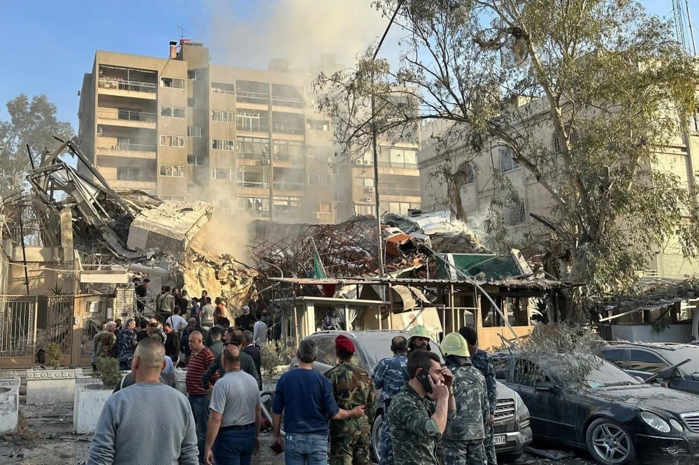 Lực lượng cứu hộ khẩn cấp làm nhiệm vụ tại hiện trường vụ oanh tạc khu vực gần Đại sứ quán Iran ở Damascus (Syria) ngày 1/4/2024. (Ảnh: AFP/TTXVN)