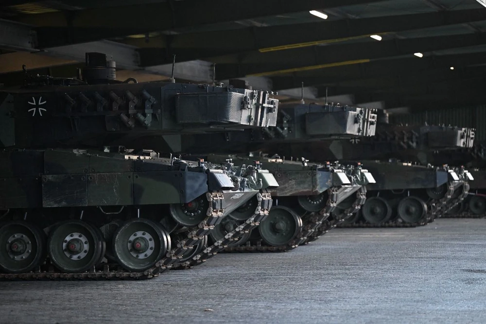 Xe tăng Leopard 2 chờ chuyển giao cho Ukraine tại thao trường ở Augustdorf (Đức) hồi năm ngoái. (Ảnh: AFP/TTXVN)