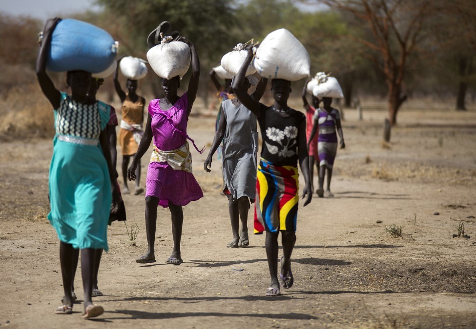 Người dân nhận thực phẩm cứu trợ tại Ngop (Nam Sudan). (Ảnh: AFP/TTXVN)