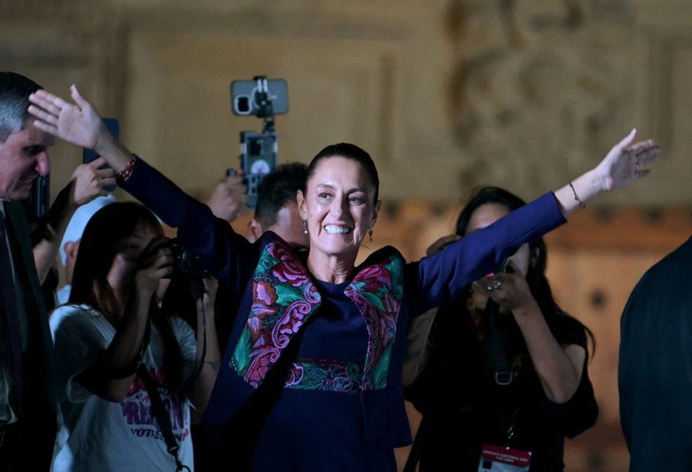 Bà Claudia Sheinbaum mừng chiến thắng sau khi kết quả kiểm phiếu sơ bộ được công bố tại Mexico City, ngày 3/6/2024. (Ảnh: AFP/TTXVN)