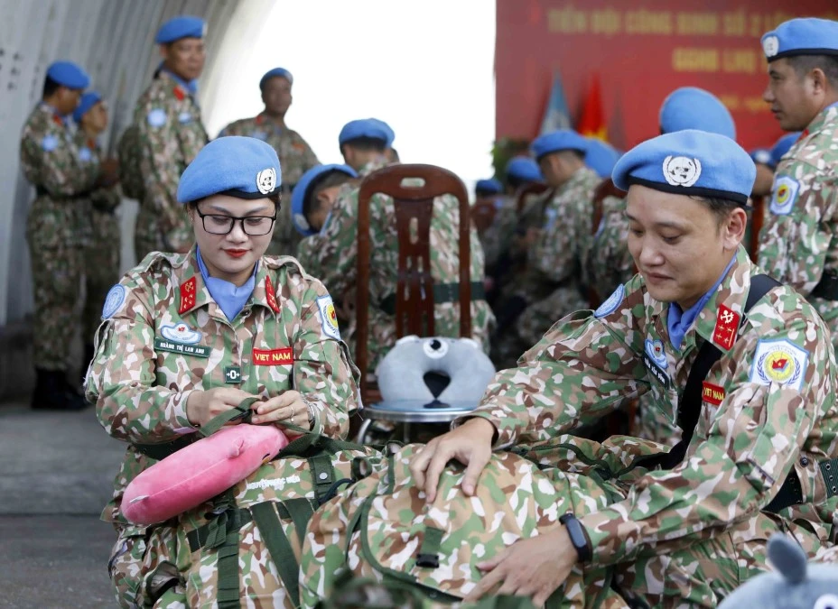 Các công binh kiểm tra quân tư trang trước giờ lên đường làm nhiệm vụ. (Ảnh: An Đăng/TTXVN)