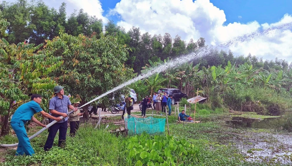 Chủ tịch Ủy ban Nhân dân tỉnh Cà Mau Huỳnh Quốc Việt (thứ hai, trái) kiểm tra công tác ứng trực, vận hành thiết bị chống cháy. (Ảnh: Huỳnh Anh/TTXVN)