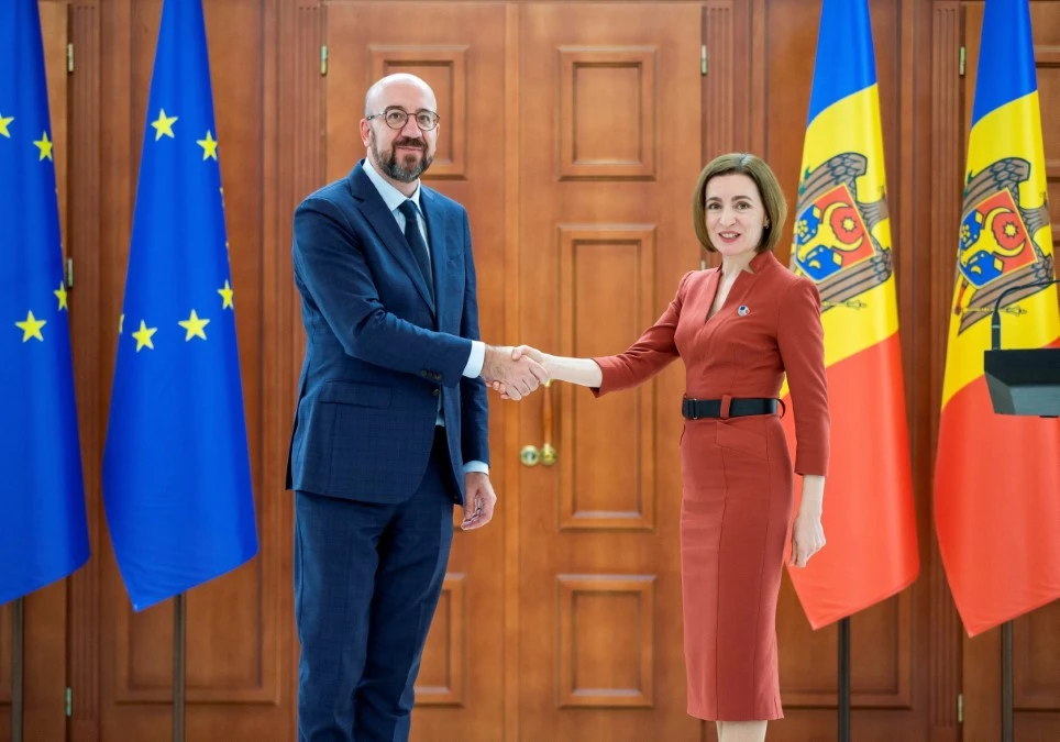 Chủ tịch Hội đồng châu Âu Charles Michel (trái) và Tổng thống Moldova Maia Sandu tại cuộc gặp ở Chisinau hồi năm 2022. (Ảnh: AFP/TTXVN)