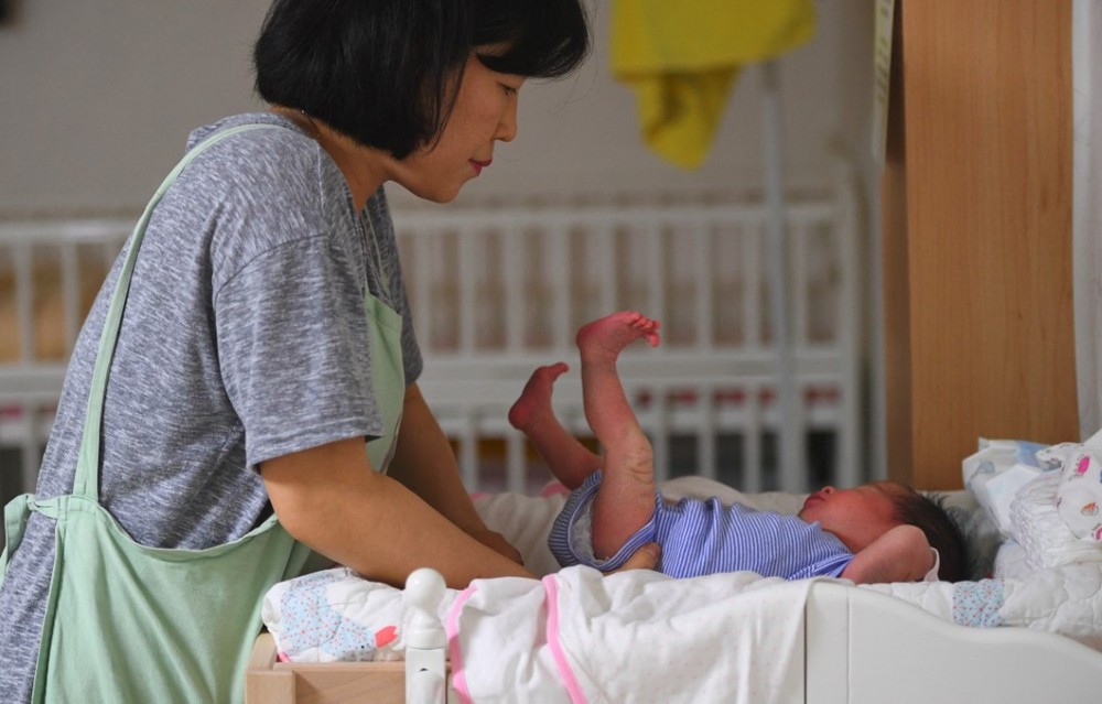 Chăm sóc trẻ sơ sinh tại Seoul (Hàn Quốc). (Ảnh: AFP/TTXVN)