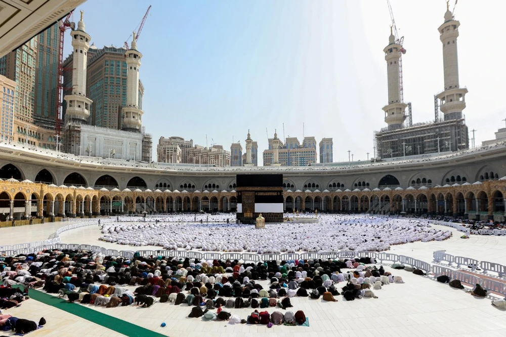 Các tín đồ Hồi giáo cầu nguyện tại Thánh địa Mecca ở Saudi Arabia, trước lễ hành hương Hajj, ngày 4/6/2024. (Ảnh: AFP/TTXVN)