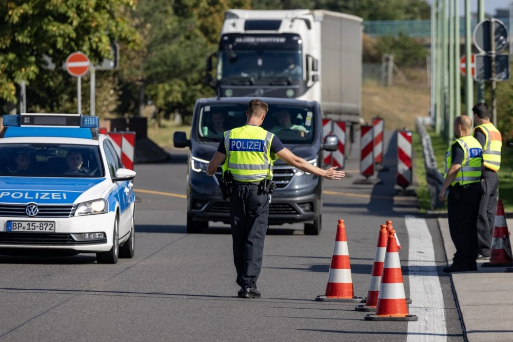 Cảnh sát Đức kiểm tra các phương tiện tại khu vực Frankfurt Oder, biên giới với Ba Lan, hồi tháng Chín năm ngoái. (Ảnh: AFP/TTXVN)