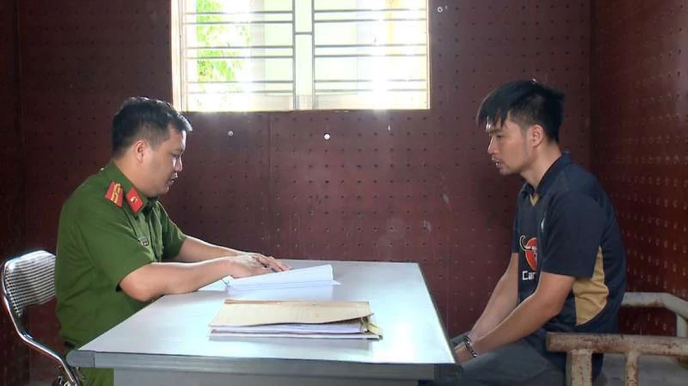 Cơ quan Cảnh sát Điều tra-Công an huyện Thanh Oai ghi lời khai của Đào Văn Đôn. (Ảnh: TTXVN phát)