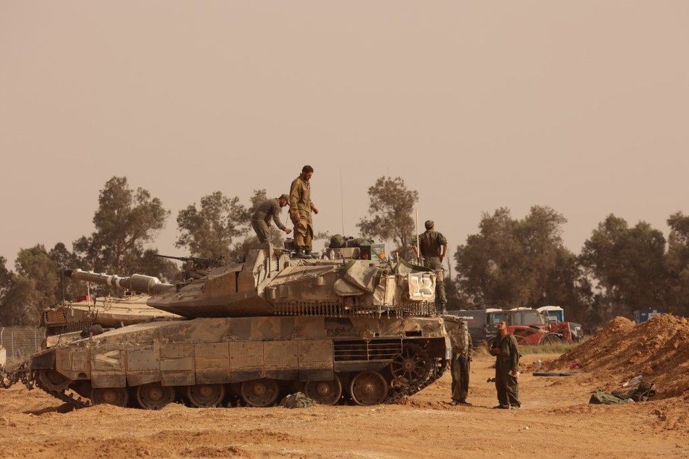 Binh sỹ và xe quân sự Israel được triển khai gần biên giới với Dải Gaza ngày 27/5/2024. (Ảnh: THX/TTXVN)