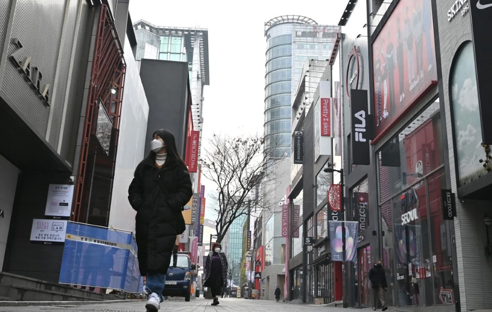 Người dân trên đường phố Seoul (Hàn Quốc). (Ảnh: AFP/TTXVN)