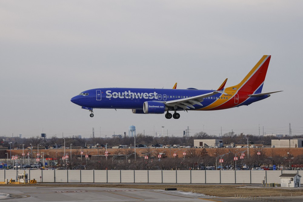 Máy bay của hãng hàng không Southwest Airlines hạ cánh xuống sân bay Chicago Midway, bang Illinois (Mỹ) ngày 28/12/2022. (Ảnh: AFP/TTXVN)