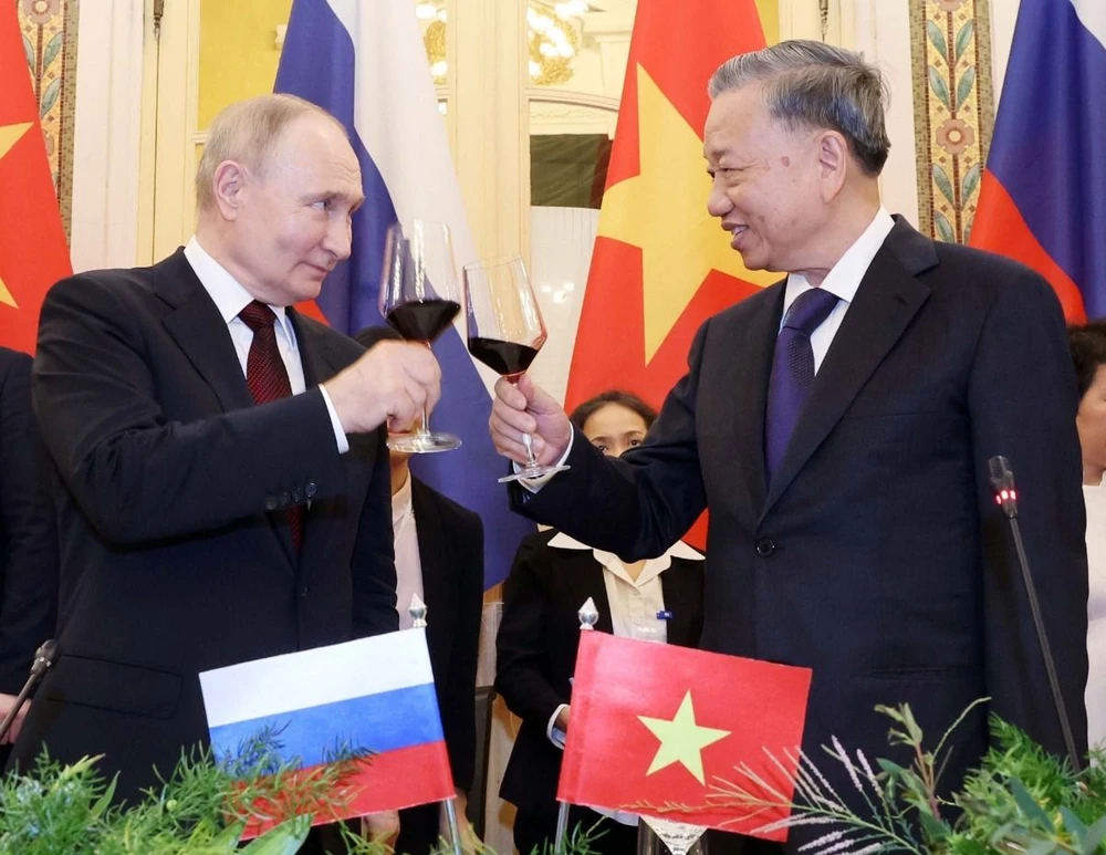 Chủ tịch nước Tô Lâm và Tổng thống Vladimir Putin cùng nâng ly chúc mừng. (Ảnh: Nhan Sáng/TTXVN)