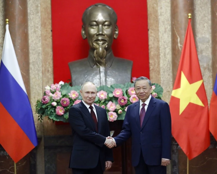 Chủ tịch nước T&ocirc; L&acirc;m v&agrave; Tổng thống Li&ecirc;n bang Nga Vladimir Putin chụp ảnh chung tại Phủ Chủ tịch, trưa 20/6/2024. Ảnh: Nhan S&aacute;ng/TTXVN