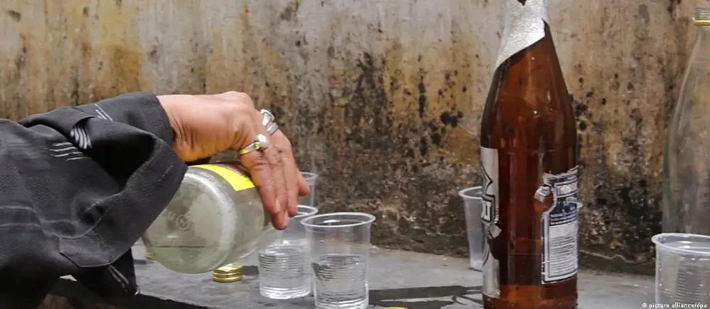 Số người tử vong liên quan vụ ngộ độc rượu tại Ấn Độ tăng lên gần 50- Ảnh 1.
