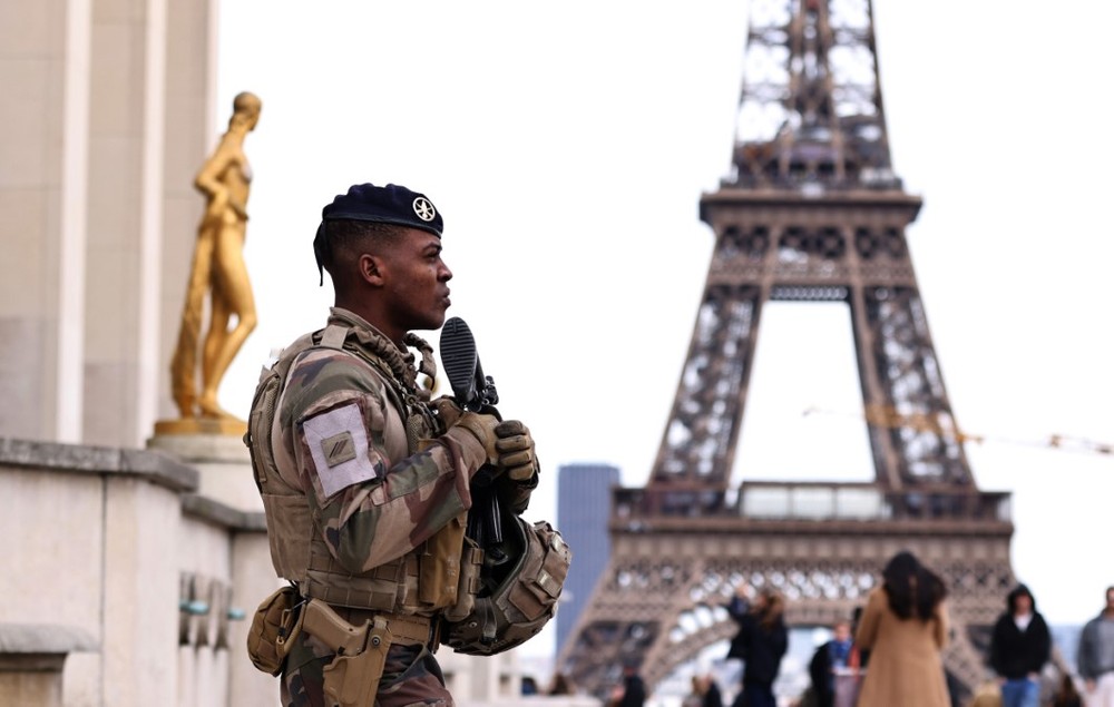 Binh sỹ Pháp tuần tra tại Thủ đô Paris, ngày 25/3/2024. (Ảnh: THX/TTXVN)