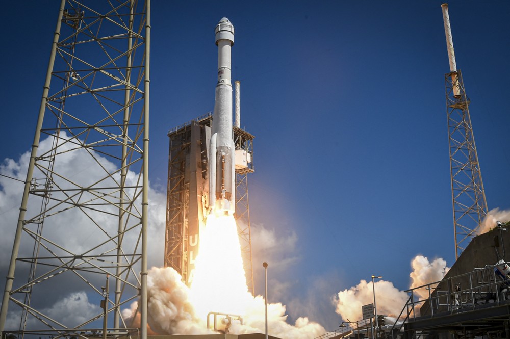 Tên lửa đẩy Atlas V mang theo tàu vũ trụ Starliner rời bệ phóng tại trạm vũ trụ ở Mũi Canaveral, bang Florida (Mỹ) ngày 5/6/2024. (Ảnh: AFP/TTXVN)