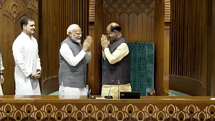 Thủ tướng Ấn Độ Narendra Modi và lãnh đạo Quốc hội Rahul Gandhi chúc mừng ông Om Birla, sau khi ông Birla được bầu lại làm Chủ tịch Hạ viện. (Nguồn: The Indian Express)