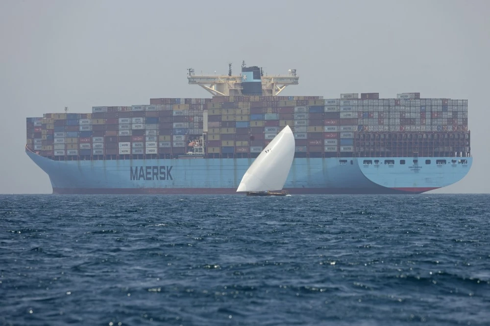 Tàu container của hãng Maersk di chuyển gần đảo Sir Abu Nuair hướng tới Dubai (Các Tiểu Vương quốc Arab Thống nhất). (Ảnh: AFP/TTXVN)
